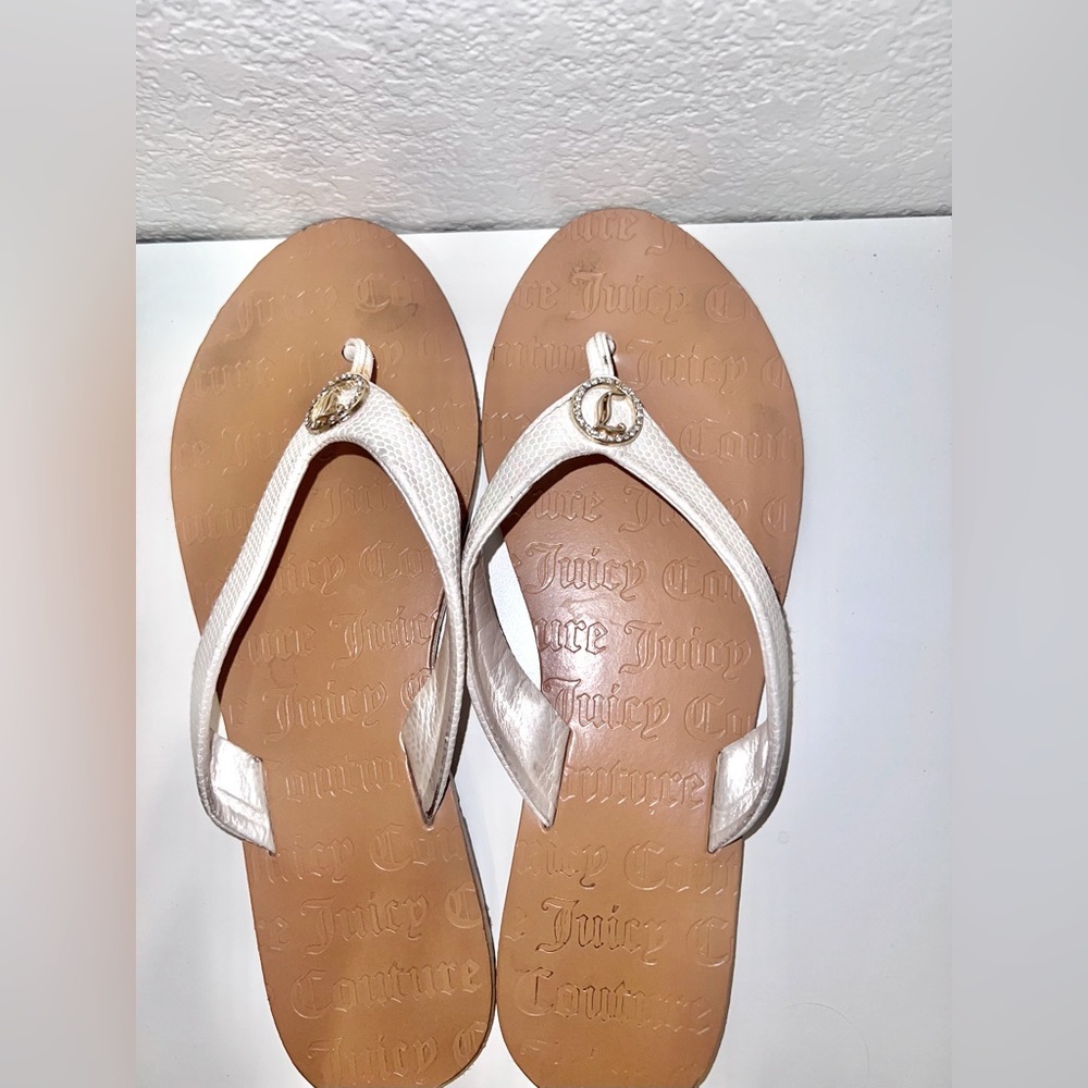 Size 8 Juicy Couture Off White Gold Hardware Thong Flip-Flops Flats Sandals